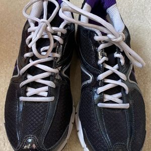 Ladies Nike air black tennis shoes